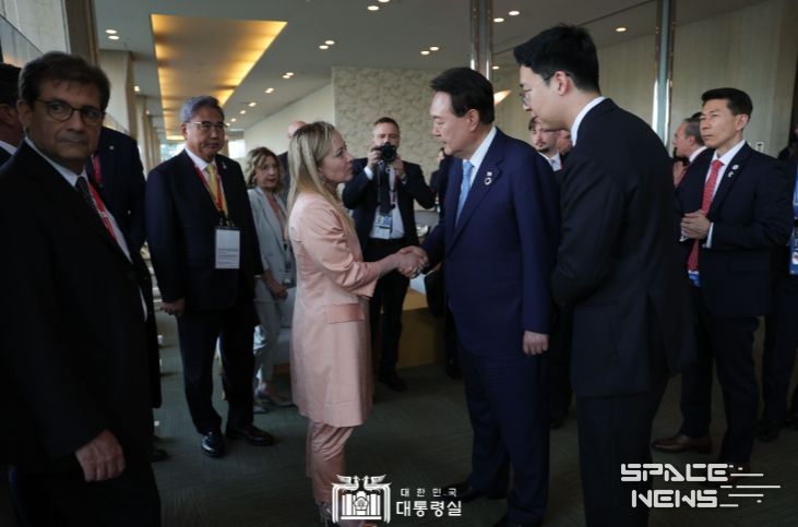 5월 20일 윤석열 대통령은 G7 정상회의 단체사진 촬영 후, 이탈리아 조르자 멜로니 총리와 약식 환담을 가졌다.