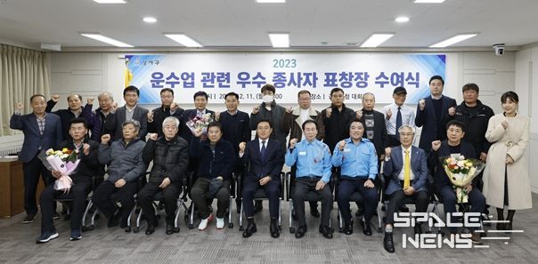 진교훈 서울 강서구청장(앞줄 왼쪽 다섯 번째)이 11일 오후 2시 구청 대회의실에서 열린 ‘2023년 운수업 우수 종사자 표창장 수여식’에서 유공자들과 함께 기념촬영을 하고 있다.