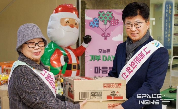 최충규 대덕구청장(사진 오른쪽)이 18일 구청에서 열린 ‘기부식품 나눔의 날’ 행사에 참석해 어려운 이웃들을 위한 식료품을 전달하고 있다.