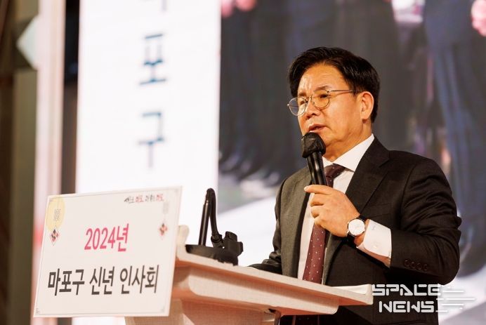 박강수 마포구청장이 2024 신년인사회에서 신년사를 전하고 있다.