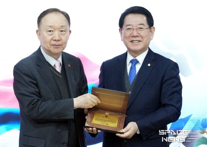 김영록 전라남도지사가 5일 도청 서재필실에서 열린 ‘독립운동 미서훈자 발굴 및 서훈신청 설명회’에서 광역지자체 최초로 시작한 전남 독립운동 미서훈자 발굴사업이 전국적인 독립운동가 발굴에 대한 관심이 확대됨에 따른 공로로 광복회 김능진 부회장으로부터 감사패를 받고 있다.