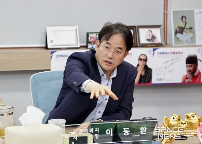 이동환 고양특례시장이 민주평화통일자문회의 고양시협의회 임원진과 차담회를 갖고 시정 발전방향에 대해 얘기하고 있다.