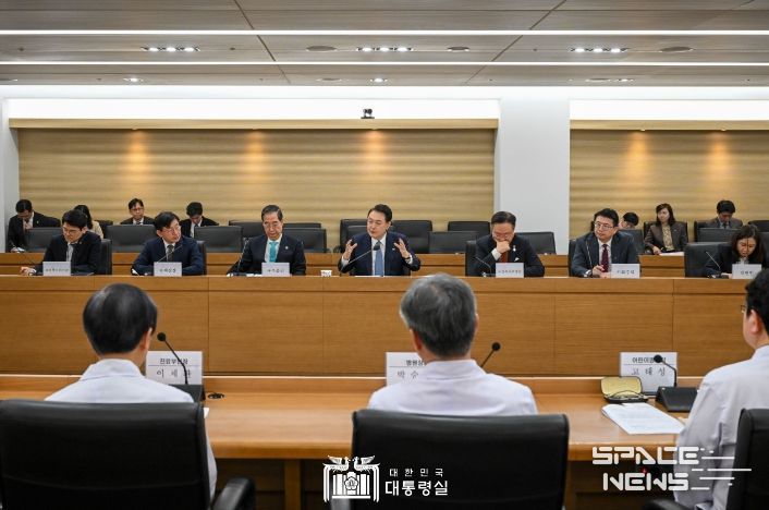 3월 18일 윤석열 대통령은 서울아산병원 어린이병원을 방문해 중증 어린이 환자의 진료 현장을 살펴보고 환자와 보호자 및 의료진을 격려했다.