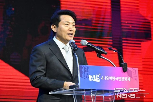 오세훈 서울시장이 4월 18일 강북구 광산사거리 메인무대에서 진행된 ‘4·19 혁명국민문화제 2024 전야제’에 참석해 나라를 위해 유공자와 후손들이 자긍심을 가지고 살아가실 수 있도록 더욱 노력하겠다고 격려사를 하고 있다