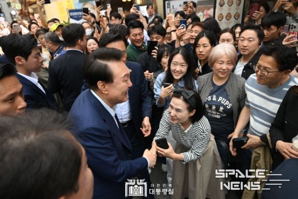 5월 10일 윤석열 대통령은 취임 2주년을 맞아 서울 중구에서 직장인들이 자주 찾는 식당가를 찾아 외식 물가를 점검하고 인근 청계천을 산책하며 시민들과 소통하는 시간을 가졌다.