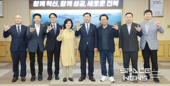 28일 전북특별자치도청 회의실에서 열린 전북 복지자원 플렛폼 최종 시연회에 김관영 도지사를 비롯한 참석자들이 시연회를 갖고 있다