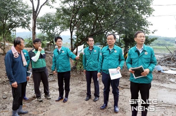 도의원들과 옥천·영동군 수해 복구 현장 점검