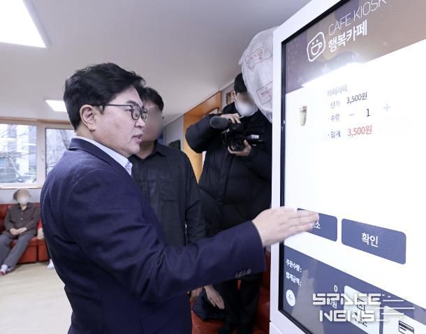 지난 2월, 박일하 동작구청장이 스마트 경로당을 방문하여 키오스크 체험을 하고 있다.