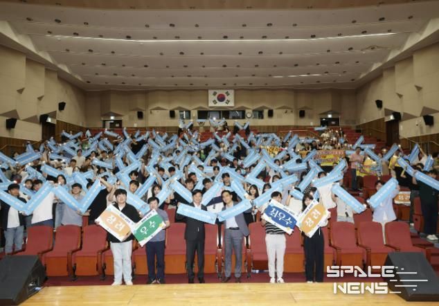 참여자들이 '소통으로 하나되는 청렴부천' 피켓을 들고 기념촬영을 하고 있다