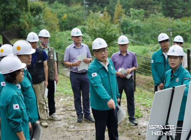 ‘국립상당산성자연휴양림’ 안전점검하는 임상섭 산림청장(가운데)