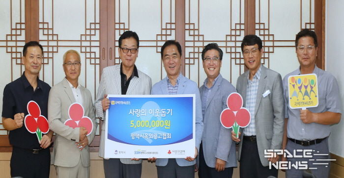 왼쪽부터 평택시옥외광고협회 행사분과 위원장 마현락, 평택시옥외광고협회 사무국장 유환국, 평택옥외광고협회 지부장 김진수, 평택시장, 평택행복나눔본부 나눔국장 황성식, 주택과장 한우식, 광고물관리팀장 김석만