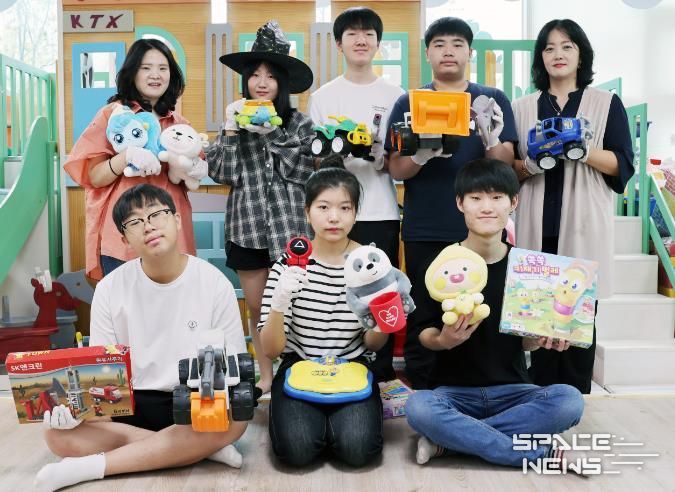 북삼고 이세진 교사와 학생 6명은 지난 23일 장난감도서관을 찾아 학생들과 교직원이 모은 장난감을 전달하고 세척 봉사에 동참했다.