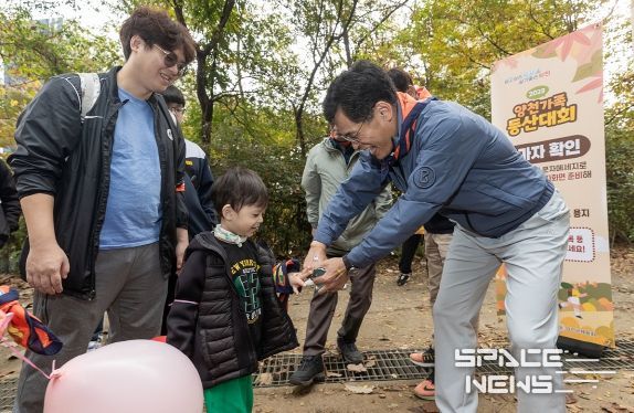 지난해 양천가족 등산대회에서 참가자 확인하는 이기재 구청장
