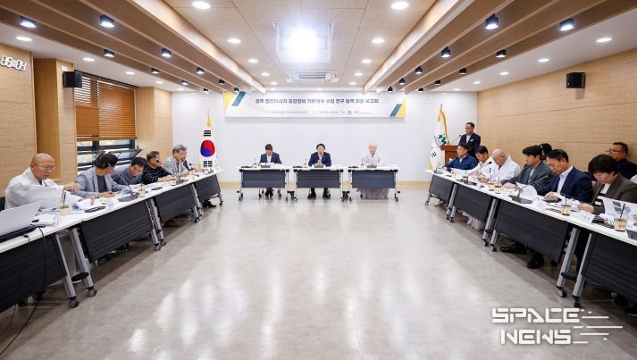 성주군은 10월 11일 오후 3시 군청 소회의실에서 이병환 성주군수와 도희재 성주군의회의장, 해인사 주지 혜일스님, 지역 군의원, 지역민들이 참석한 가운데“성주 법전리 사지 종합정비기본계획 수립 연구용역 최종보고회”를 성황리에 개최했다.