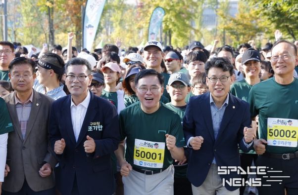 진교훈 강서구청장(앞줄 왼쪽 세 번째)이 12일(토) 오전 서울식물원에서 열린 강서 허준RUN 페스티벌 참가자들과 출발선에 서서 포즈를 취하고 있다.