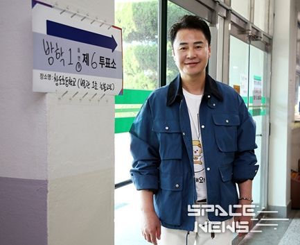 오언석 도봉구청장이 16일 서울시교육감 보궐선거 투표 참여 후 기념 촬영하고 있다.