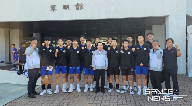 금메달을 획득한 전국 고등부 최강팀, 천안고 배구선수단이 기념사진 촬영을 하고 있다.