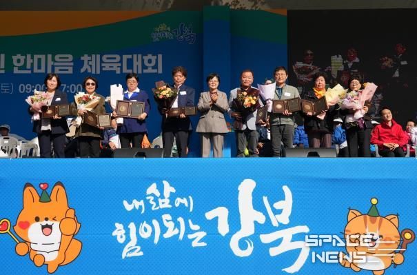 이순희 강북구청장이(가운데) ‘2024 강북구민대상 시상식’에서 수상자들과 기념사진을 찍고 있다.