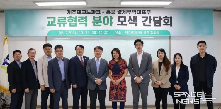 이성헌 서대문구청장(오른쪽 두 번째)이 신촌 연세로에서 시민들에게 ‘경의선 지하화 사업’에 대해 설명하고 있다.
