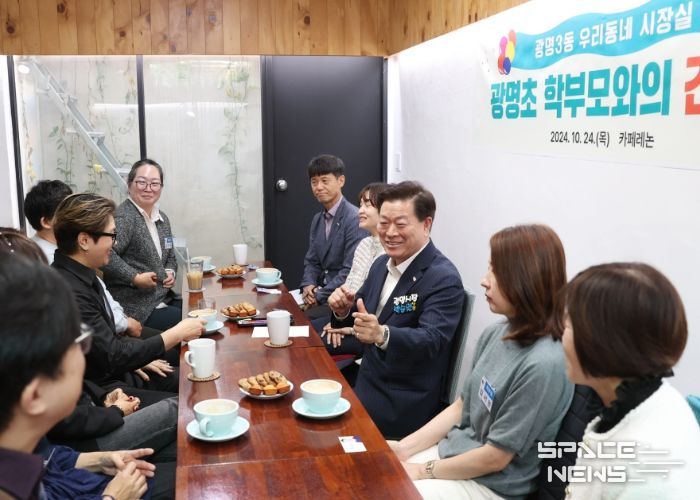 박승원 광명시장(사진 오른쪽 앞에서 세번째)이 24일 '광명3동 우리동네 시장실'을 진행, 광명초 학부모들과 이야기를 나누고 있다.