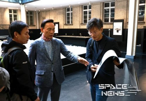 베를린 신도시 개발 모델 전시센터를 방문한 조성명 강남구청장(가운데)