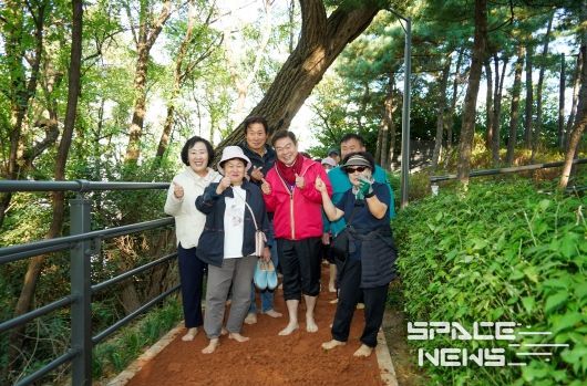 답십리근린공원 숲속 황톳길에서 주민들과 기념사진 촬영하는 이필형 동대문구청장(사진 가운데)