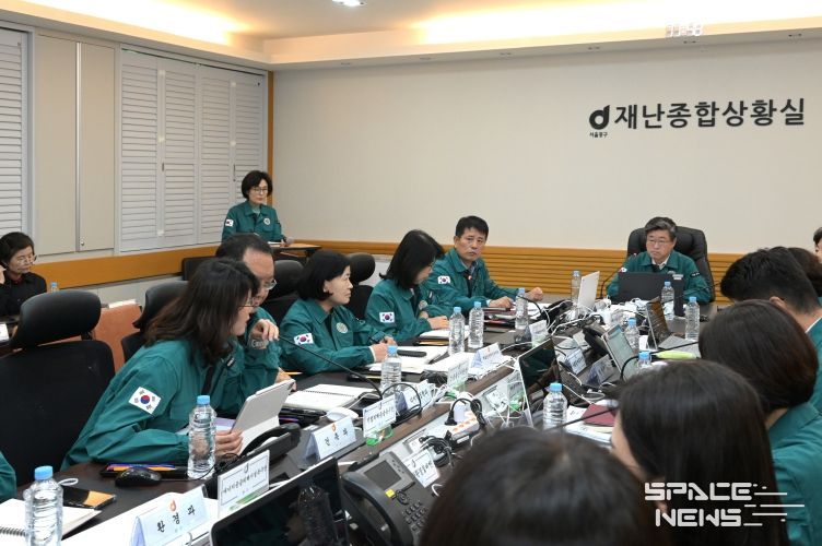 김길성 중구청장이 2024 재난안전훈련에서 중구 재난안전대책본부를 가동하고 상황판단 회의를 주재하고 있다.