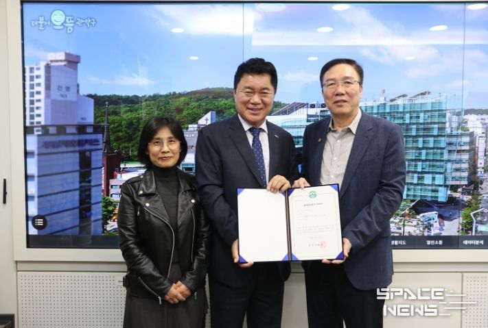 관악구 제11호 골목형상점가 '녹두골목형상점가' 지정(가운데 박준희 관악구청장)