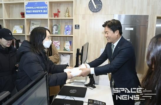 지난 27일 조용익 부천시장이 소사칙칙폭폭도서관을 찾는 시민에게 도서를 대출해주고 있다.