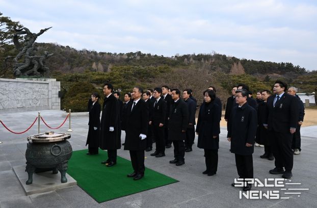 김길성 서울 중구청장, 국립서울현충원에서 참배하며 2025년 새해 시작