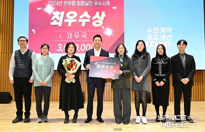 오세훈 서울시장이 10일 열린 '2025년 첫 직원 조례'에서 2024년 성과 우수 부서에 표창을 시상하고 기념사진을 촬영하고 있다.