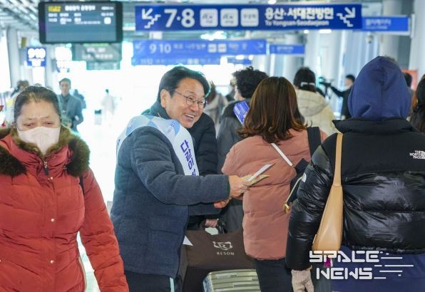 강기정 광주광역시장이 지난해 12월24일 오전 광산구 송정역에서 열린 '민생경제 회복을 위한 소비촉진 릴레이 캠페인'에 참여해 시민들을 대상으로 홍보물을 나눠주고 있다.