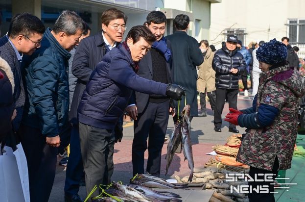 진주시,‘설맞이 전통시장 장보기’로 민생현장 소통 나서