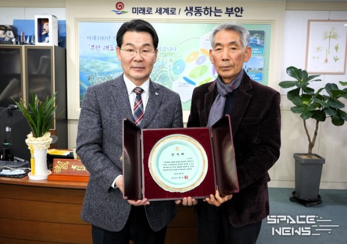 지천 우암 김법준 작가, 매창시 서각 작품 44점 부안군 기증