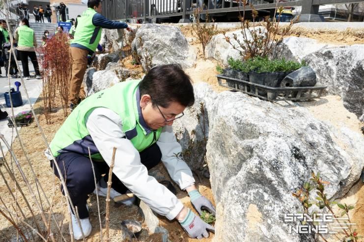 충북교육청 교직원들, 25년 3월 개교 학교에 꽃잔디, 무궁화 식재(솔미초)