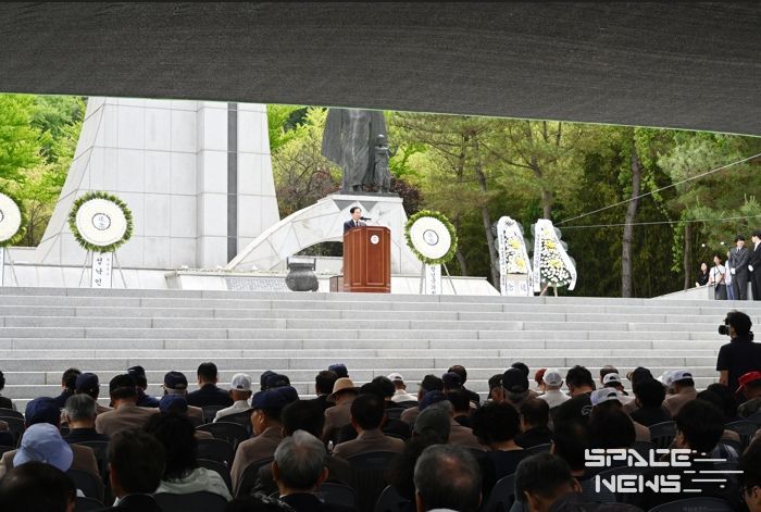 성낙인 창녕군수가 충혼탑에서 열린 제70회 현충일 추념식에서 순국선열을 기리는 모습