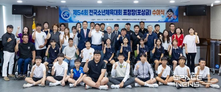 세종 대표선수들이 12일 오전 10시에 열린 시상식에 참여해 기념 촬영을 하고 있다.