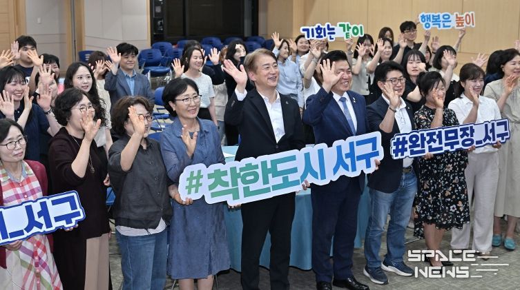 김이강 광주 서구청장이 17일 서구청 들불홀에서 열린 '서구 무장애 도시 구민참여단 발대식'에서 참석자들과 기념촬영을 하고 있다. 광주 서구 제공