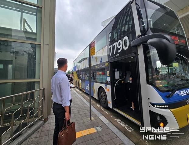 경기도 2층버스를 이용하는 승객 모습