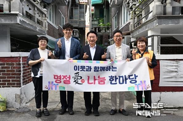 김동근 시장이 9월 30일 ‘돌봄, 삶의현장’ 사업의 참여자들과 함께 기념사진을 찍고 있다.