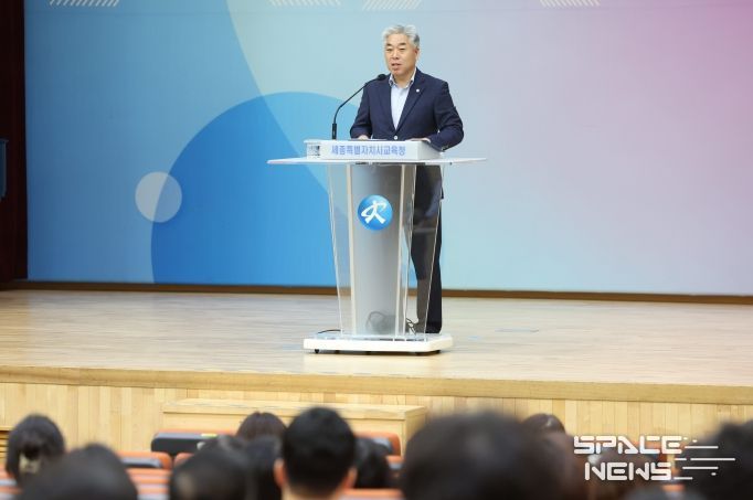 천범산 교육감 권한대행이 1일 소통・공감의 날 에서 당부 말씀을 하고 있다.