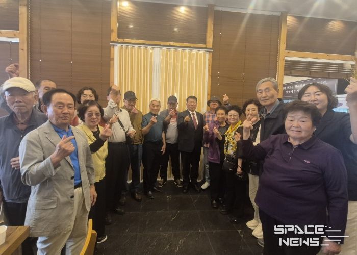 인창동 경로당협의회에 참석한 백경현 구리시장이 노인복지 시책을 설명하고 있다.