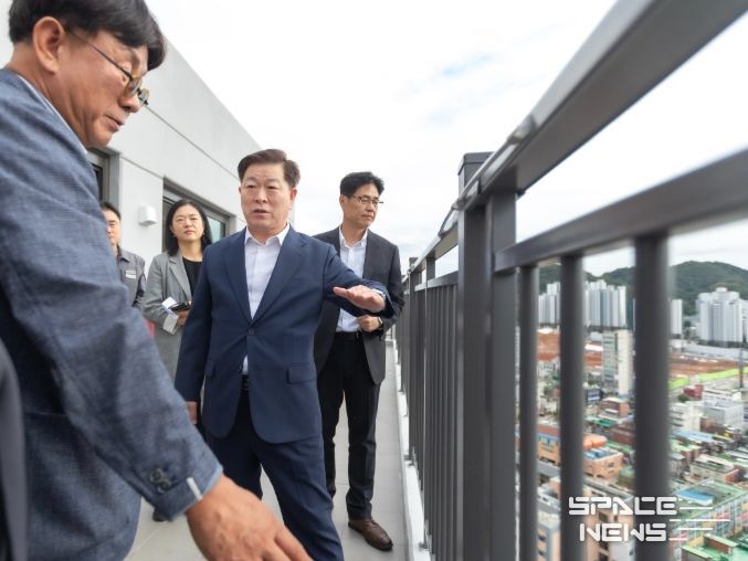 박승원 광명시장이 지난 14일 오후 입주를 앞둔 준공을 앞둔 광명제4R구역 재개발정비사업 현장 '광명센트럴아이파크'를 방문해 품질점검을 하고 있다.