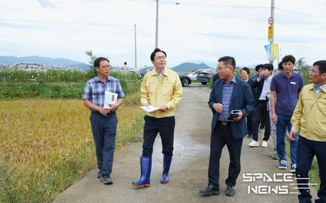 윤병태 시장(왼쪽 두 번째)이 15일 반남면 덕산리 일대 피해 논을 방문해 현황을 점검했다.