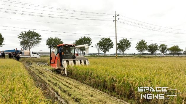 수확을 시연하는 백성현 논산시장