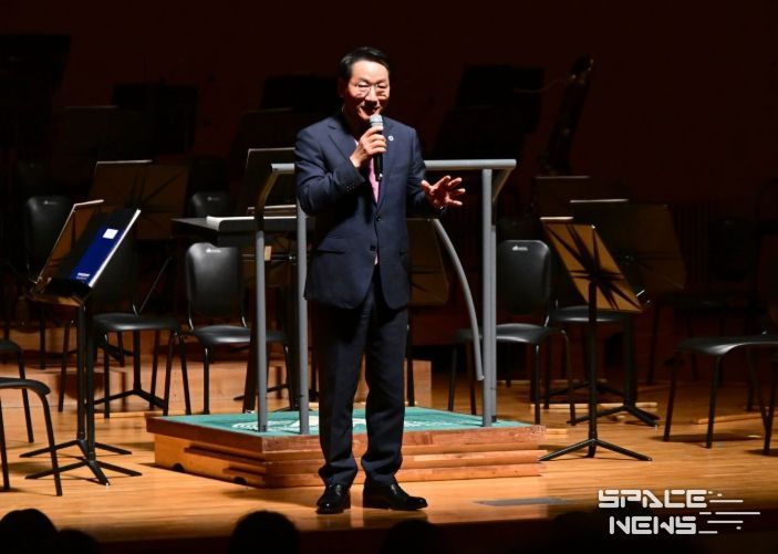 유정복 인천광역시장이 15일 아트센터인천에서 열린 '제61회 인천시민의날 기념음악회'에서 인사말을 하고 있다.