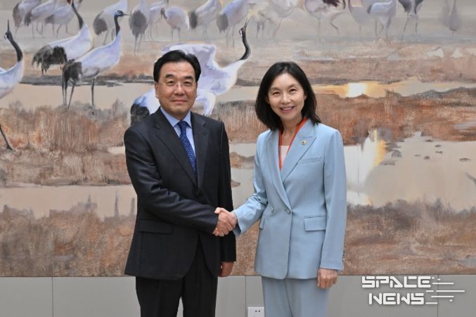 최호정 의장이 장쑤성 당서기와 MOU 체결 후 악수하는 모습