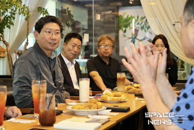 이상일 용인특례시장은 16일 '찾아가는 차담회'를 열고 기흥 지역 상인들과 소통했다