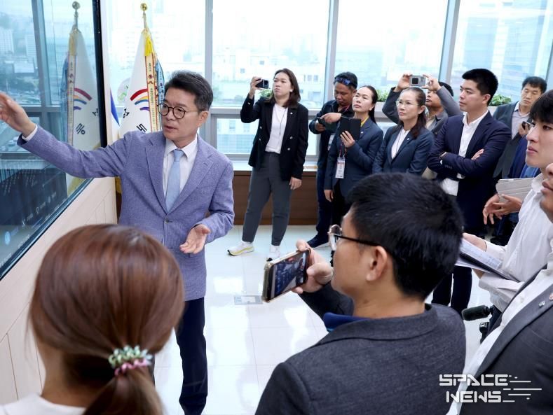 성동구를 방문한 태국 지방정부 관계자들에게 스마트 정책 소통 시스템을 설명하고 있는 정원오 성동구청장 모습