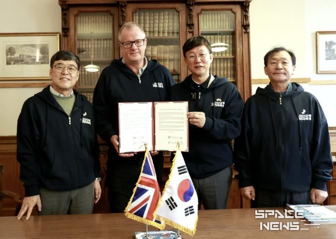 이민근 안산시장(오른쪽 두번째)과 김태훈 안산문화재단 대표이사(왼쪽 첫번째)가 토니 랜케스터 프린지 협회장(왼쪽 두번째)에게 교류의향서를 전달하고 있다.